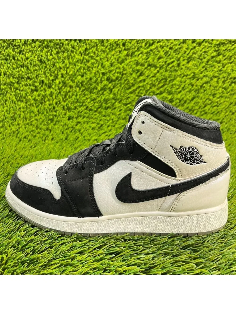 Nike Air Jordan 1 Mid Boys Size 5.5Y White Athletic Running Shoes Sneakers